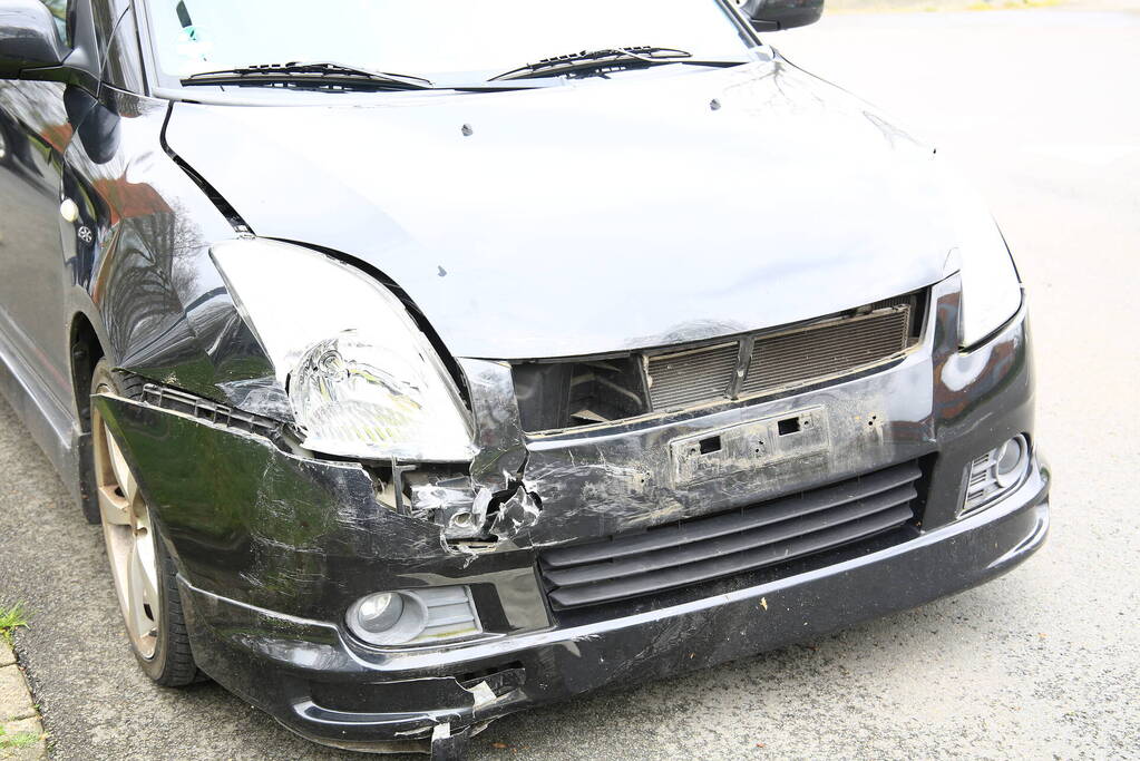 Twee auto's botsen op kruising