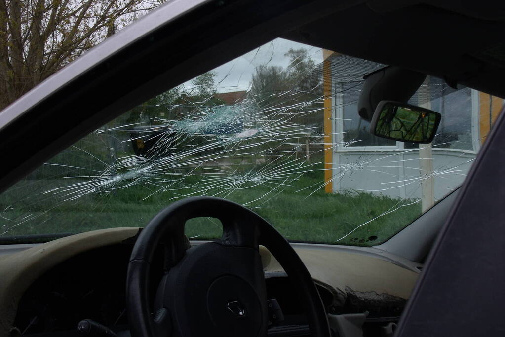 Auto flink beschadigd aangetroffen