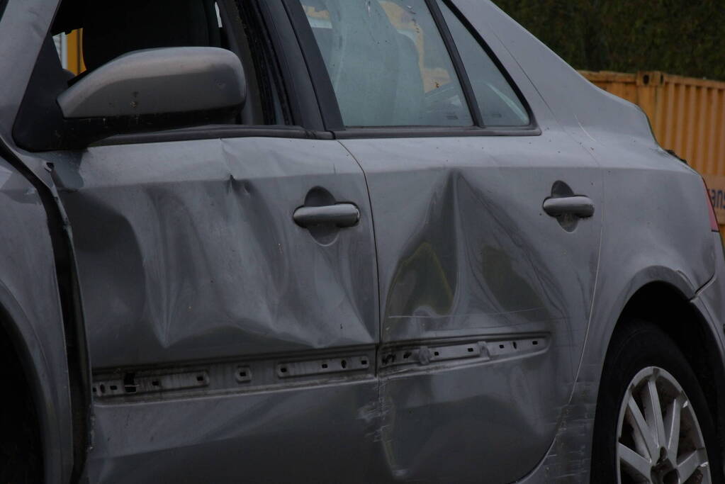 Auto flink beschadigd aangetroffen