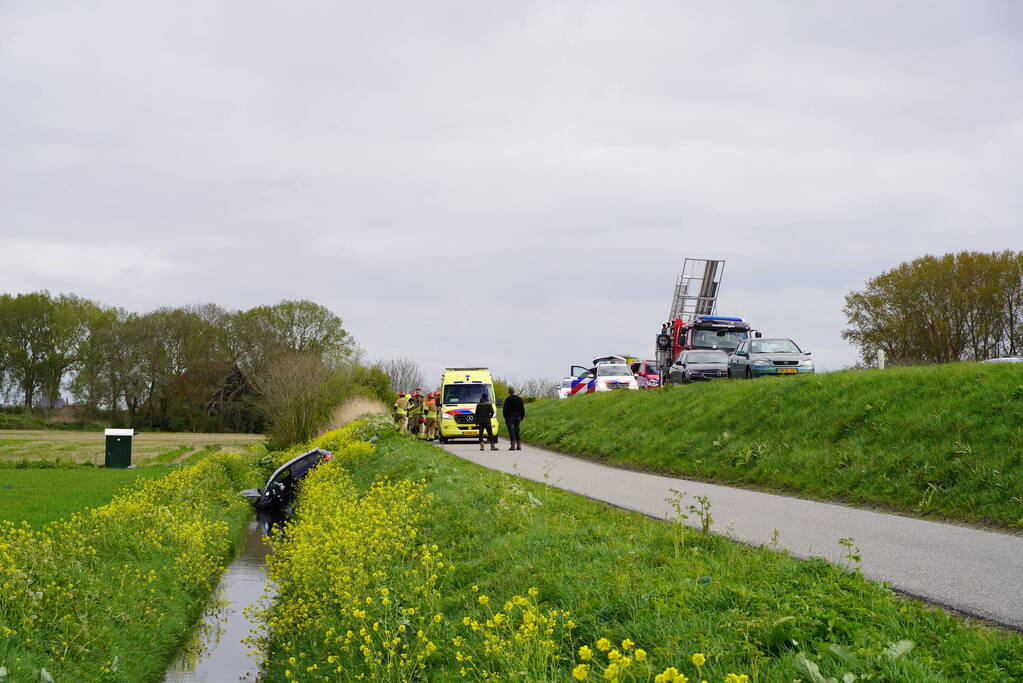 Automobilist raakt van de weg en belandt in sloot