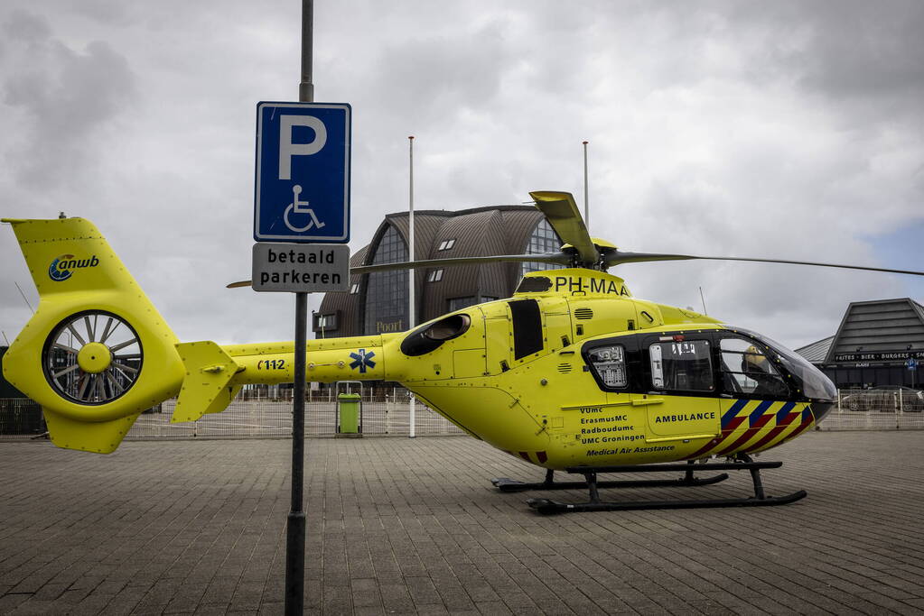 Traumahelikopter landt voor medische noodsituatie