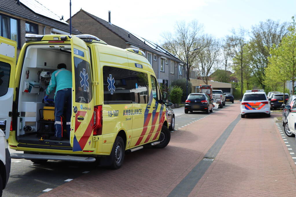 Twee personen op dak van woning