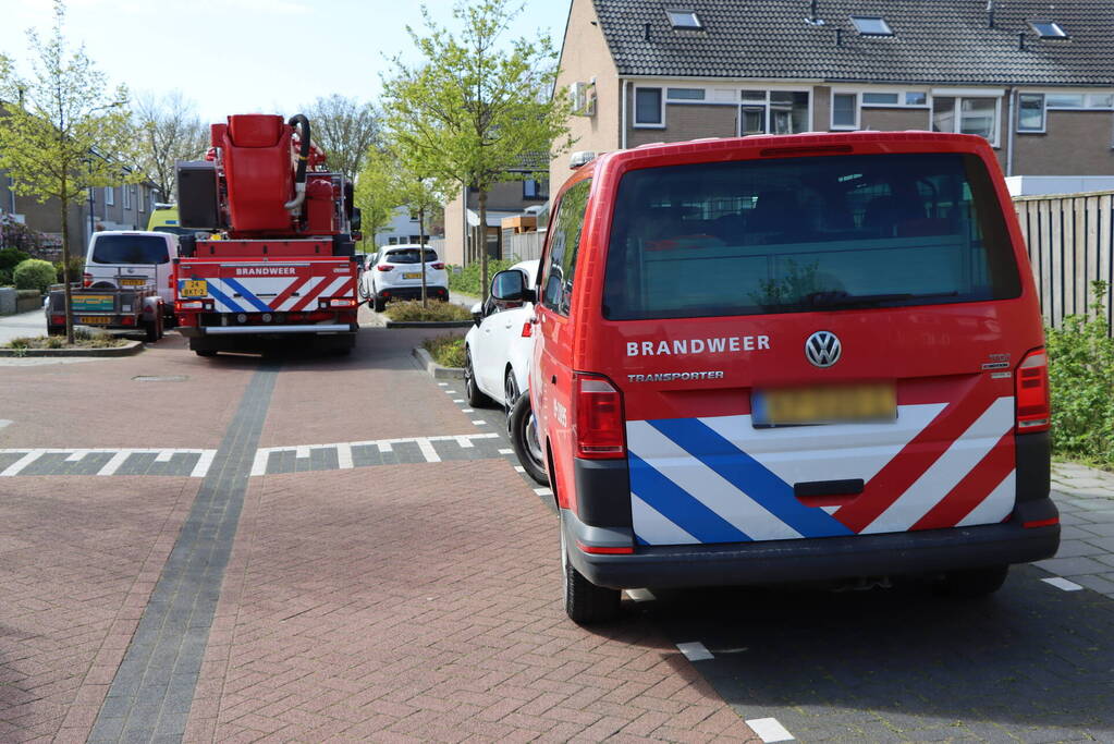Twee personen op dak van woning