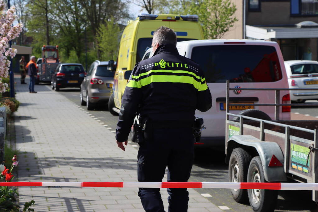 Twee personen op dak van woning