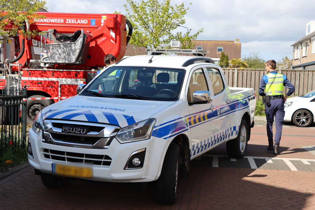 Twee personen op dak van woning