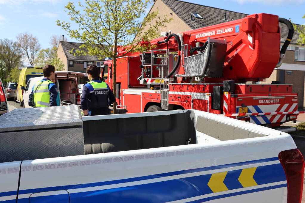 Twee personen op dak van woning