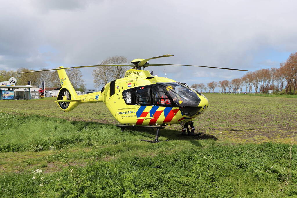 Twee personen op dak van woning