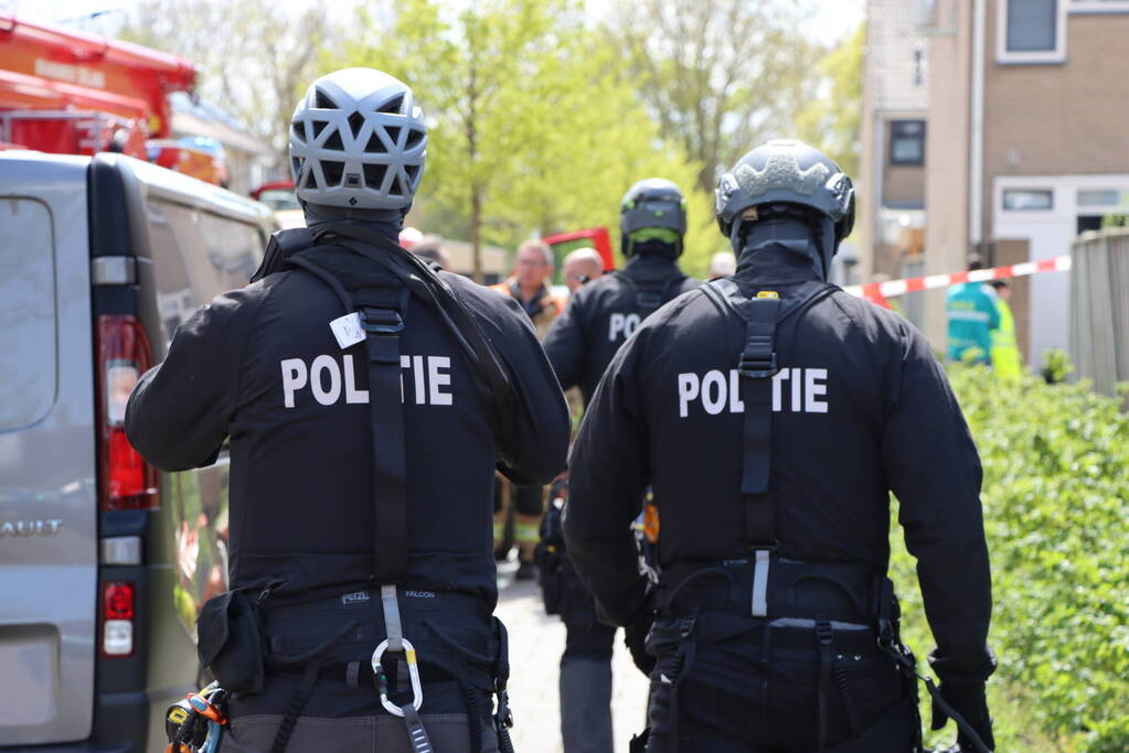 Twee personen op dak van woning