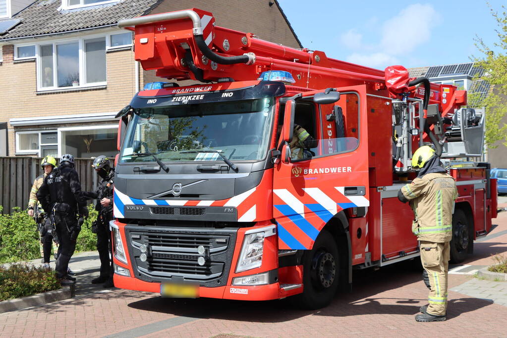 Twee personen op dak van woning