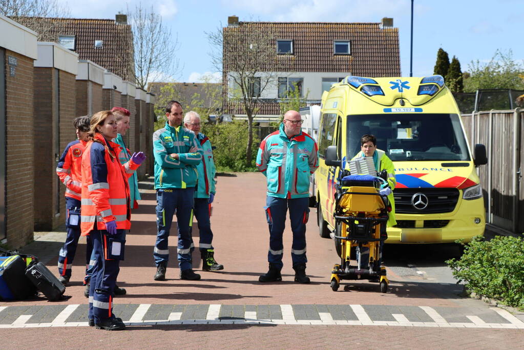 Twee personen op dak van woning