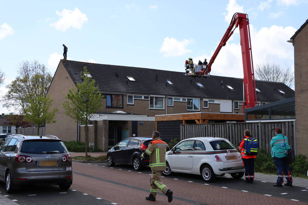 Twee personen op dak van woning