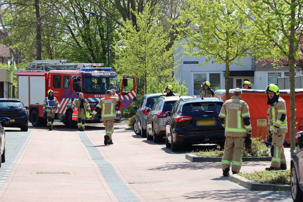 Twee personen op dak van woning