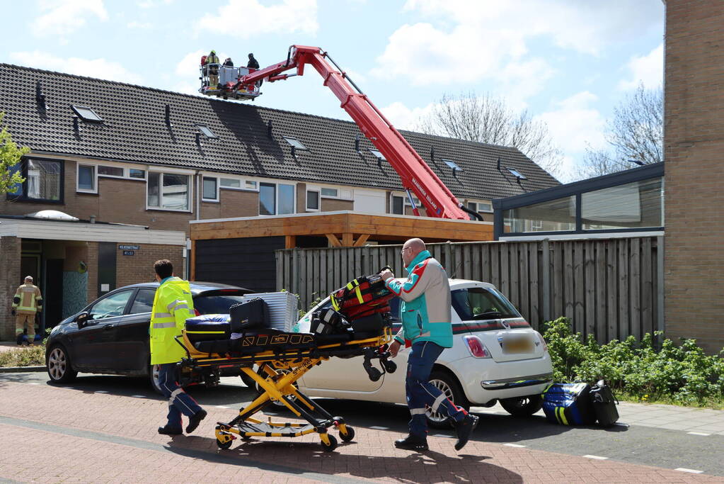 Twee personen op dak van woning