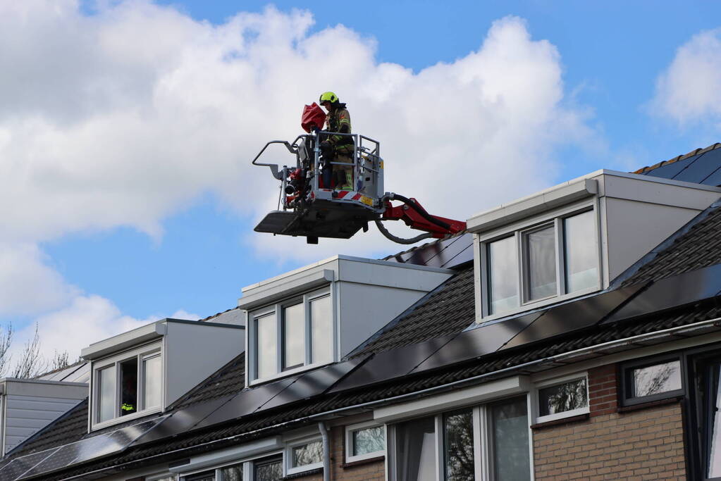 Twee personen op dak van woning
