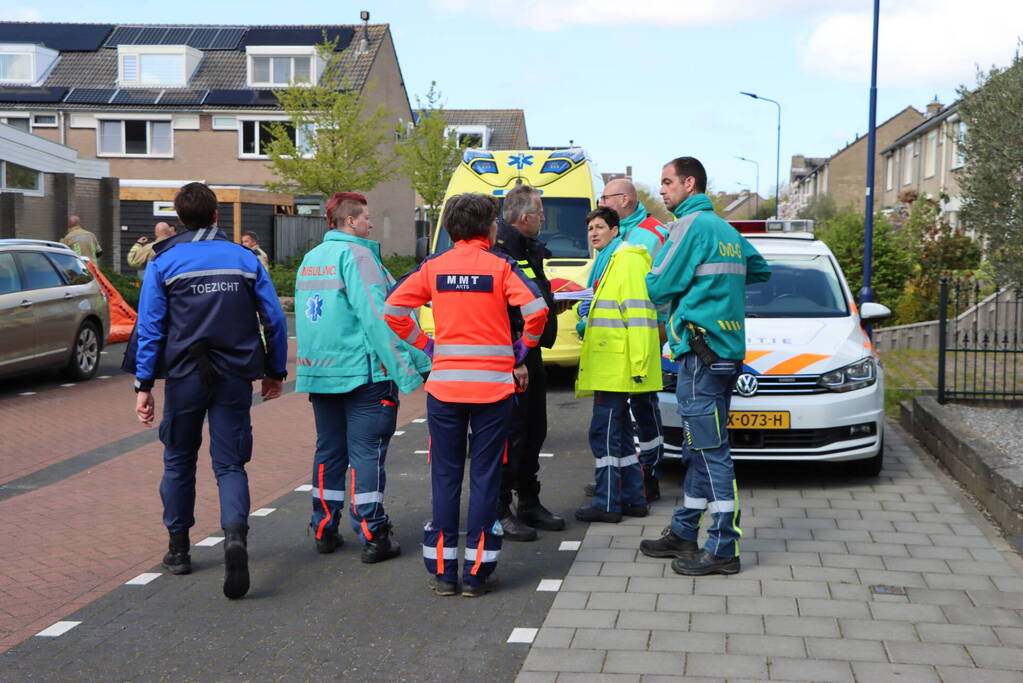 Twee personen op dak van woning