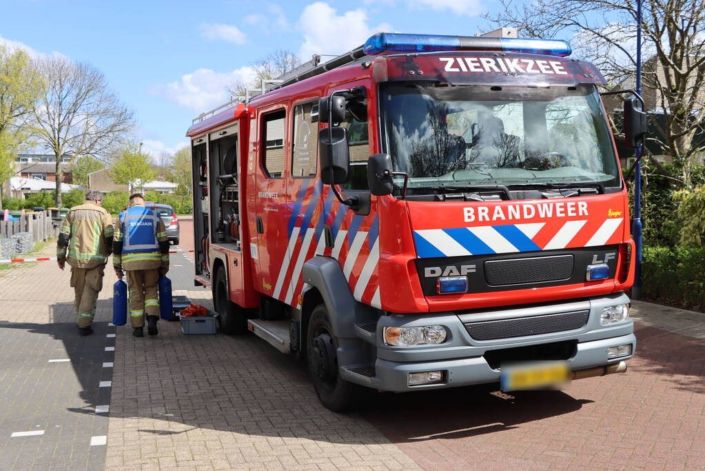 Twee personen op dak van woning
