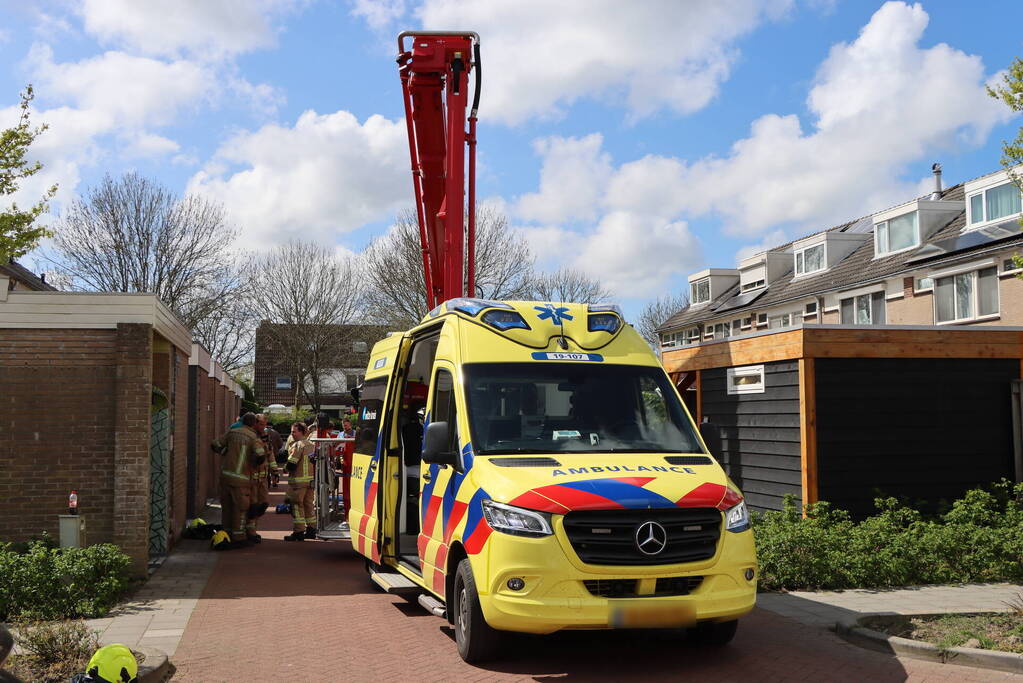 Twee personen op dak van woning