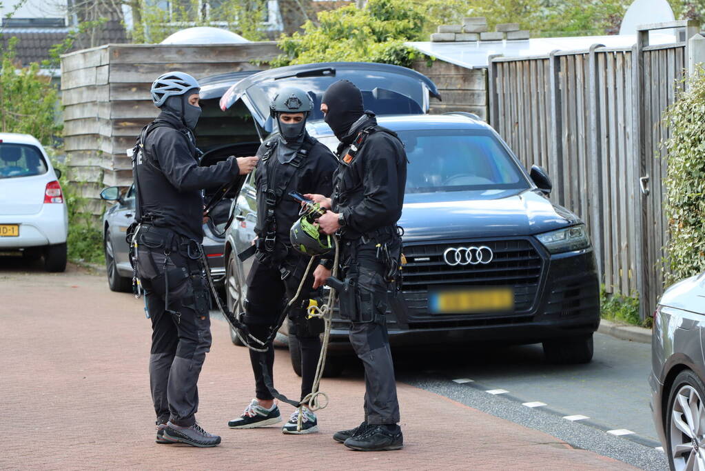 Twee personen op dak van woning