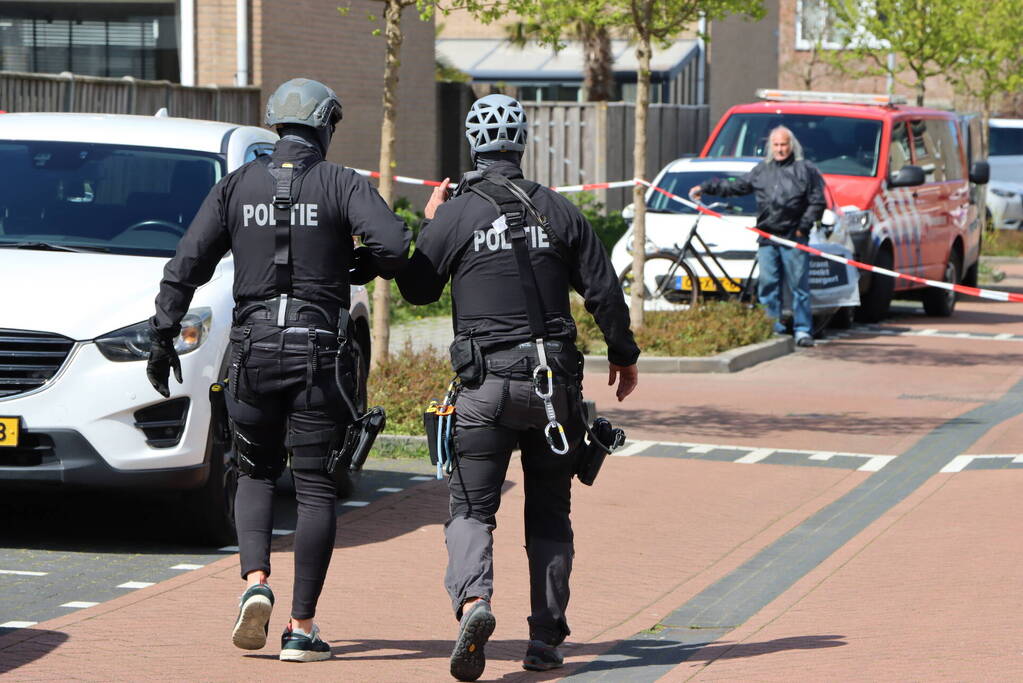 Twee personen op dak van woning