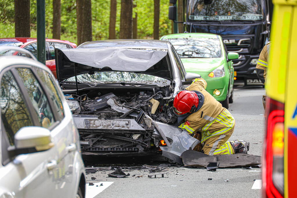 Drie personenwagens betrokken bij botsing