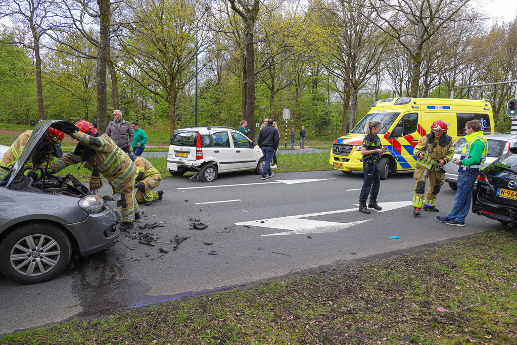 Drie personenwagens betrokken bij botsing