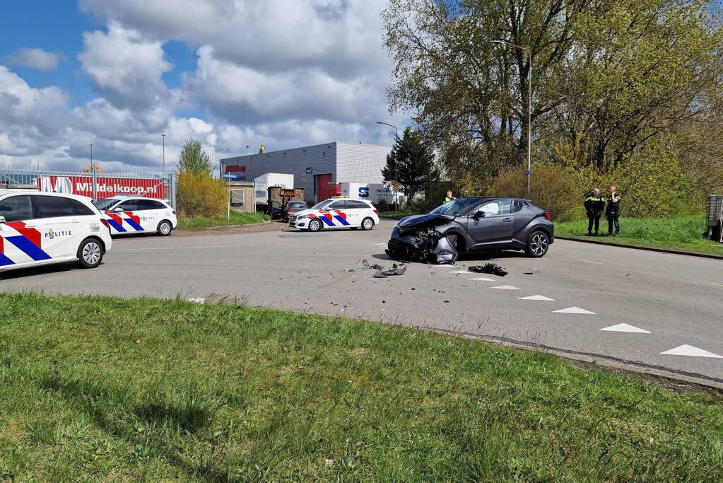 Veel schade bij botsing op kruising