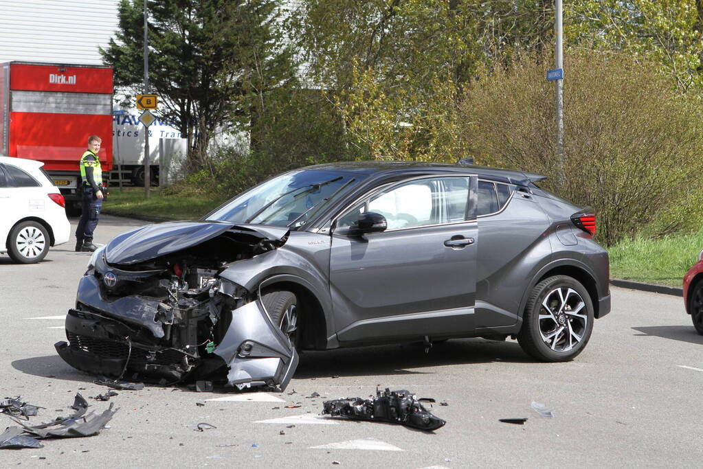 Veel schade bij botsing op kruising