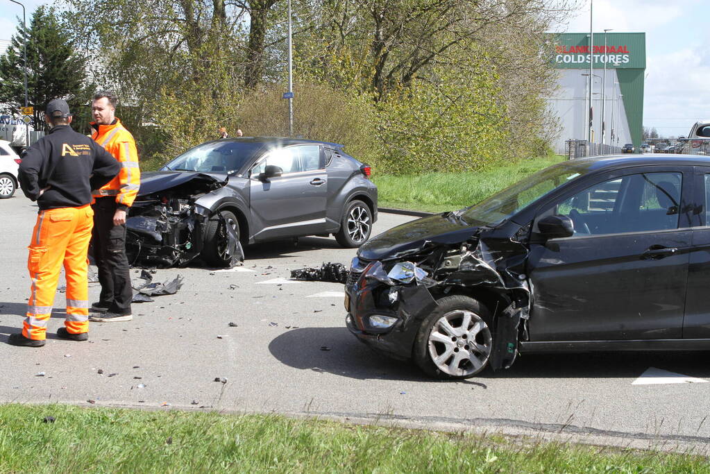 Veel schade bij botsing op kruising