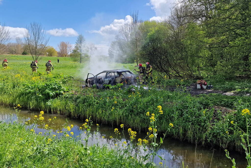 Auto verwoest door brand