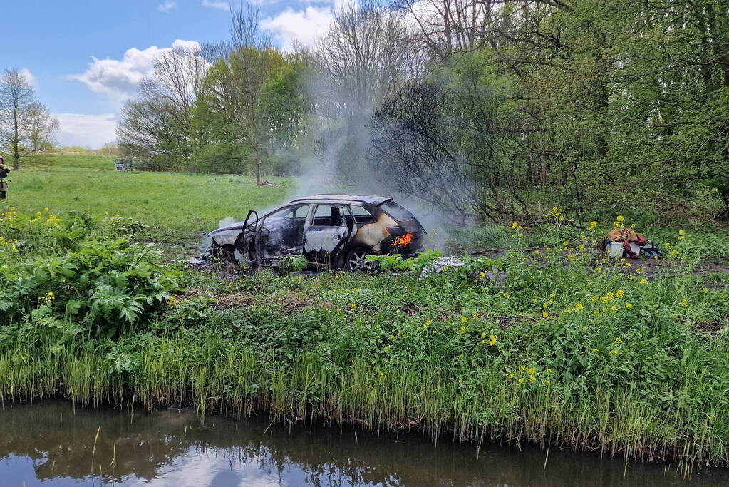 Auto verwoest door brand
