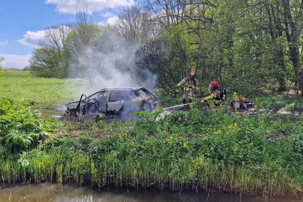 Auto verwoest door brand