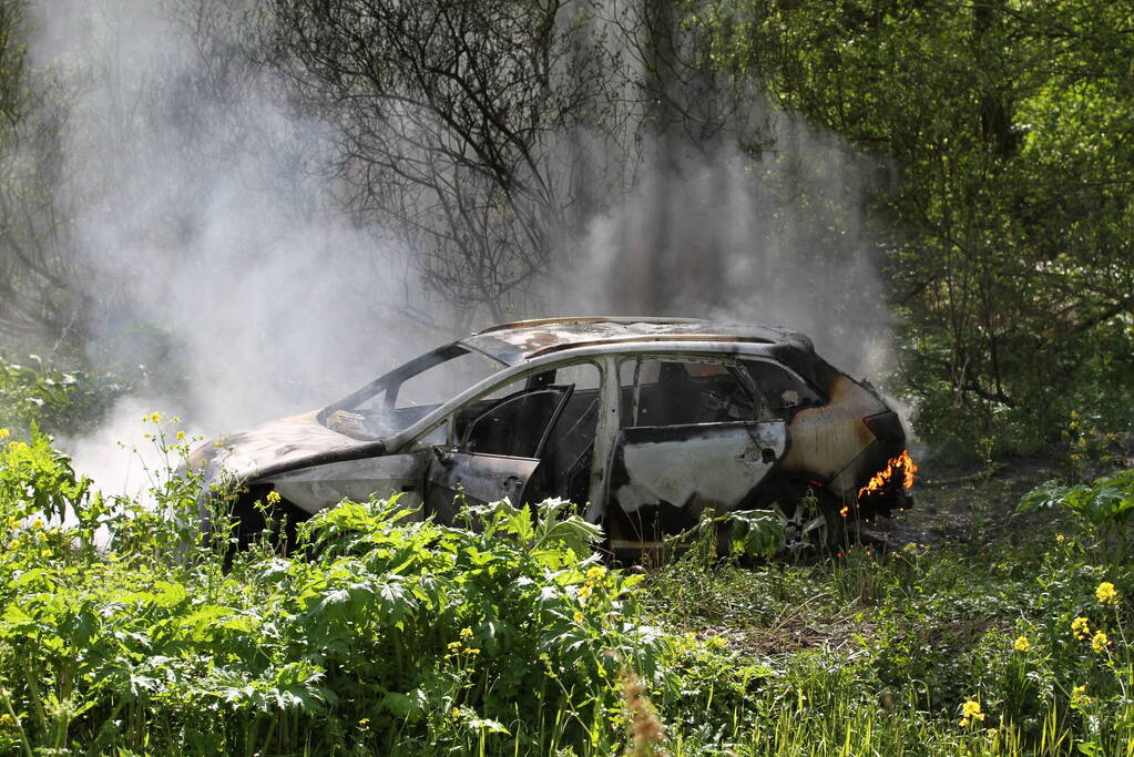 Auto verwoest door brand