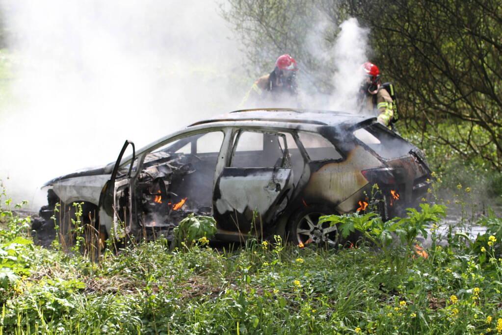 Auto verwoest door brand