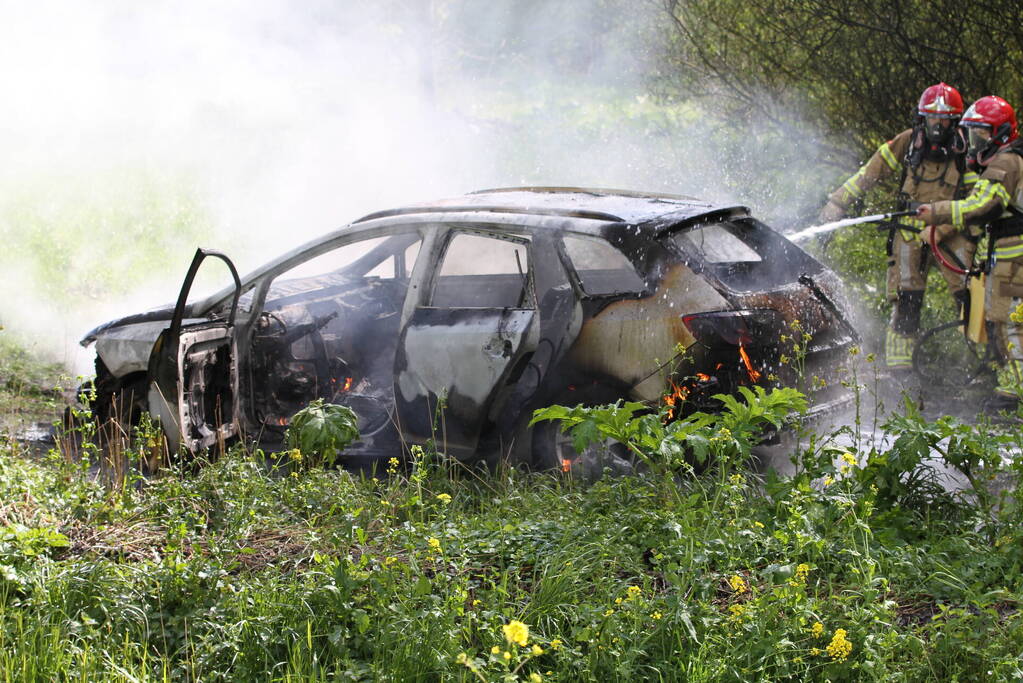 Auto verwoest door brand