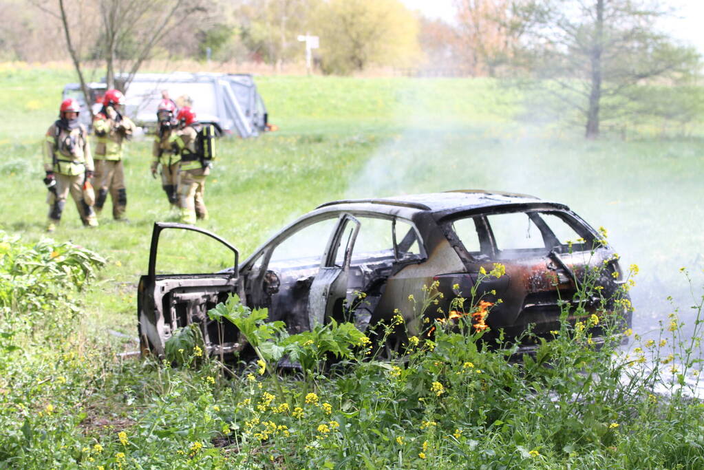 Auto verwoest door brand