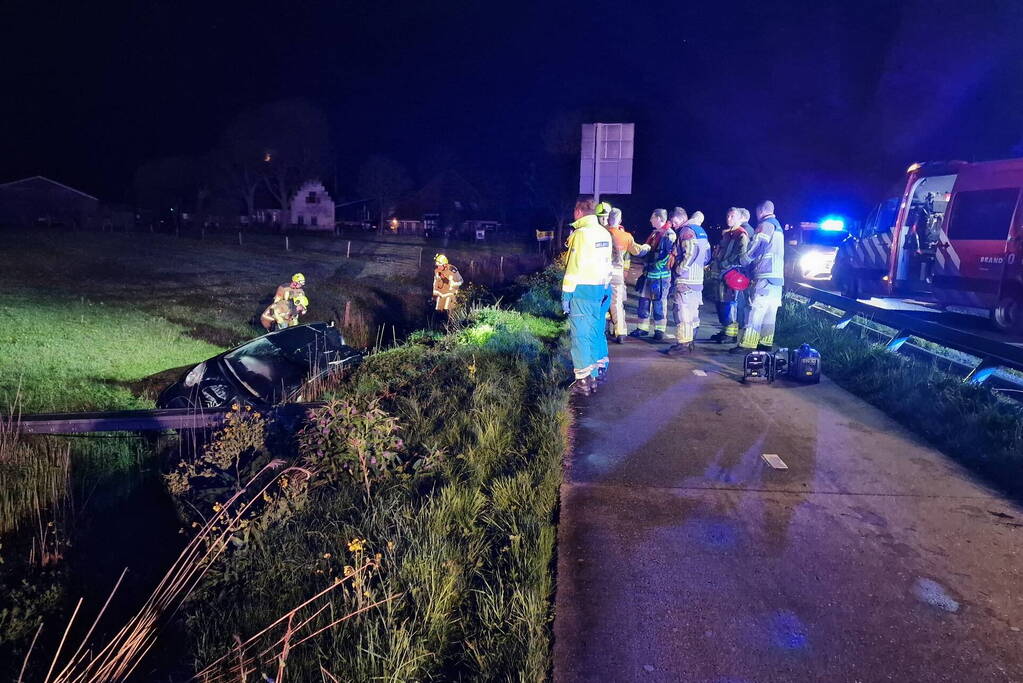 Automobilist laat auto in sloot achter