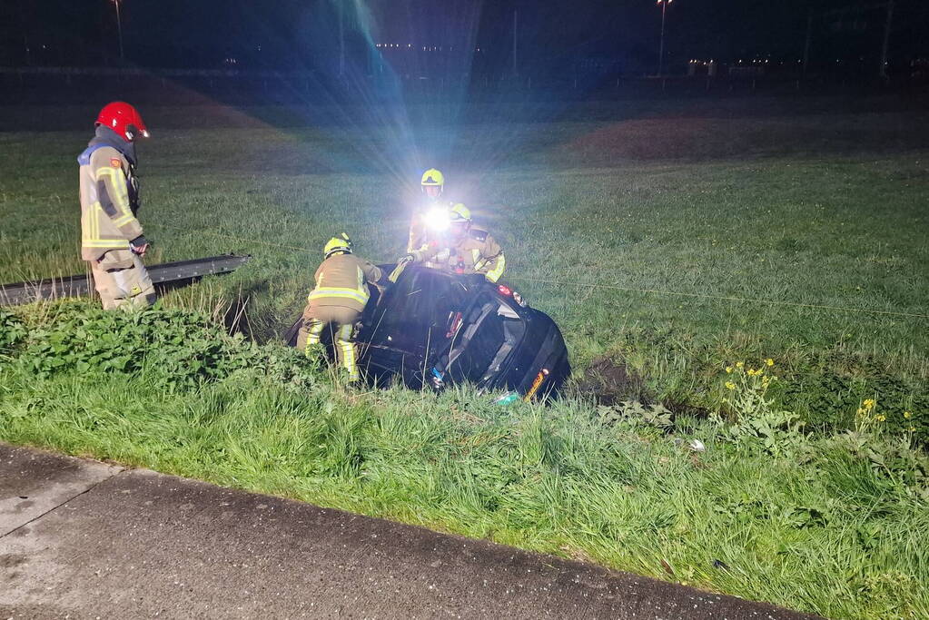 Automobilist laat auto in sloot achter