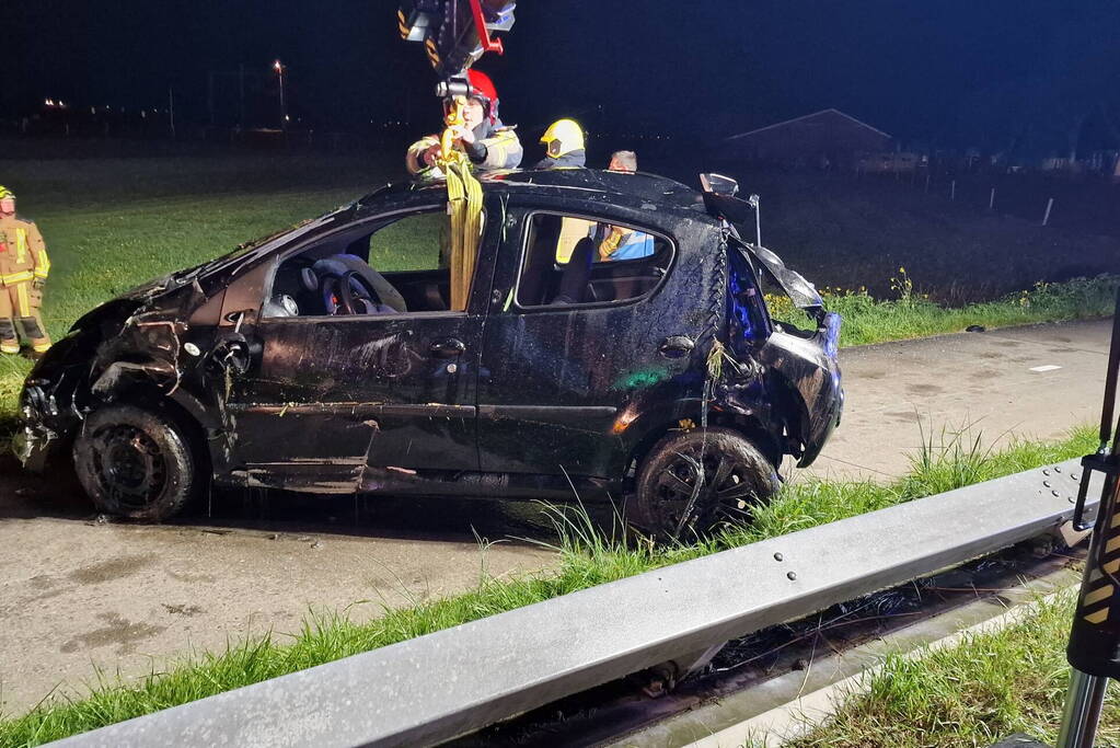 Automobilist laat auto in sloot achter