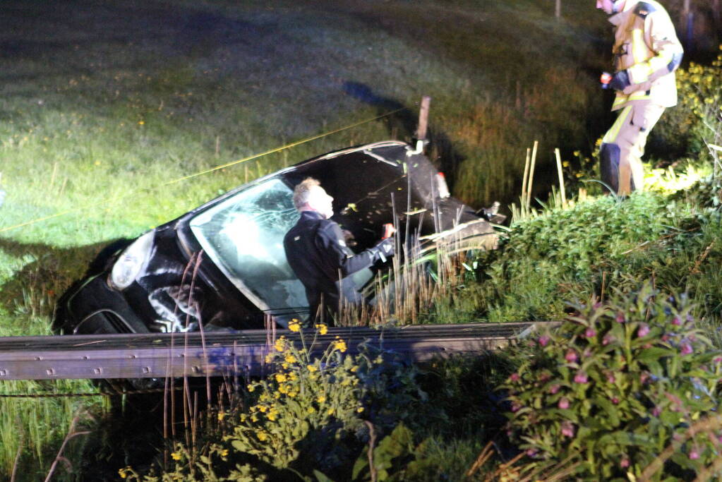 Automobilist laat auto in sloot achter