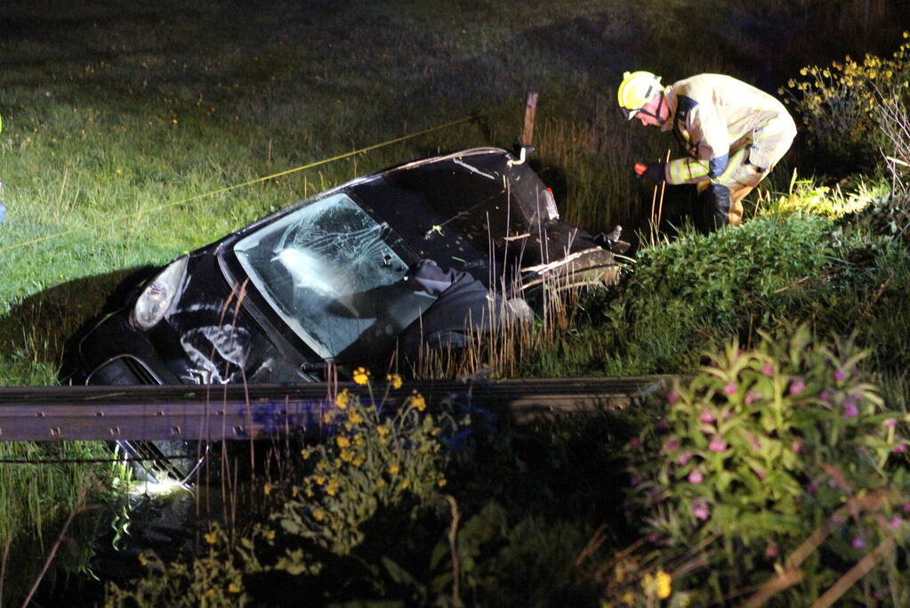 Automobilist laat auto in sloot achter