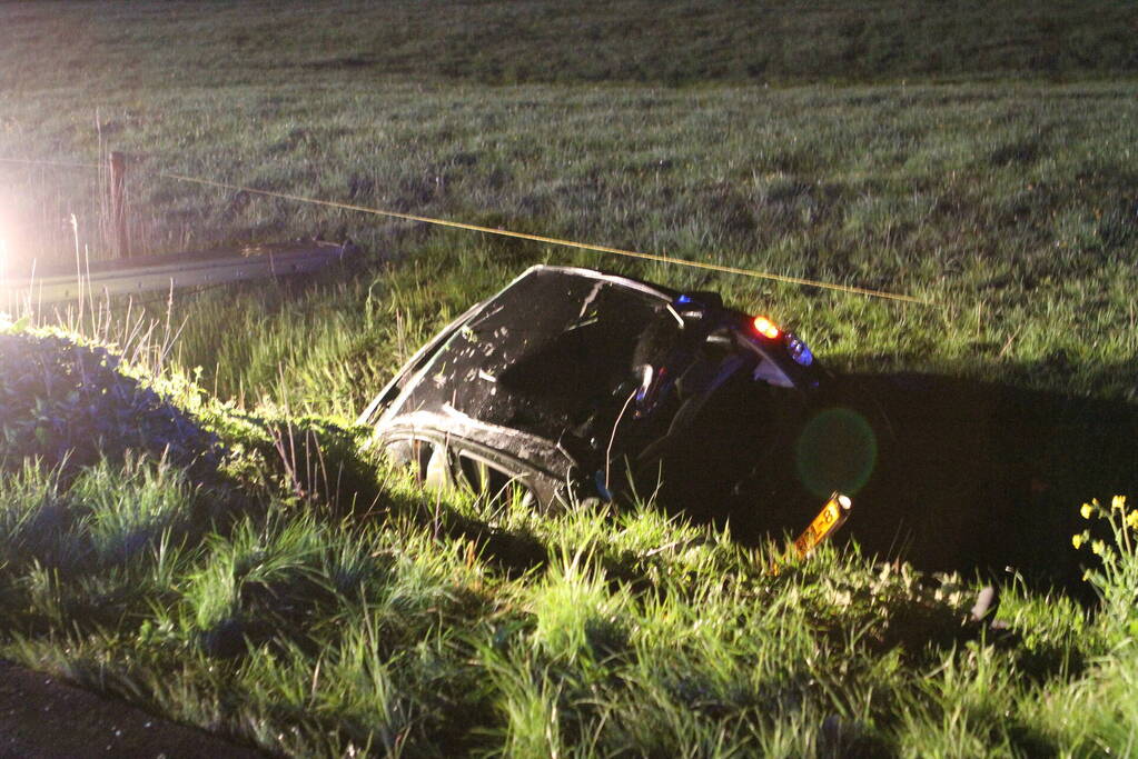 Automobilist laat auto in sloot achter