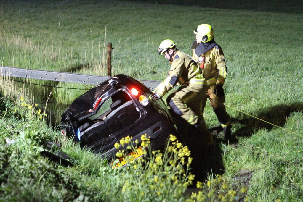 Automobilist laat auto in sloot achter