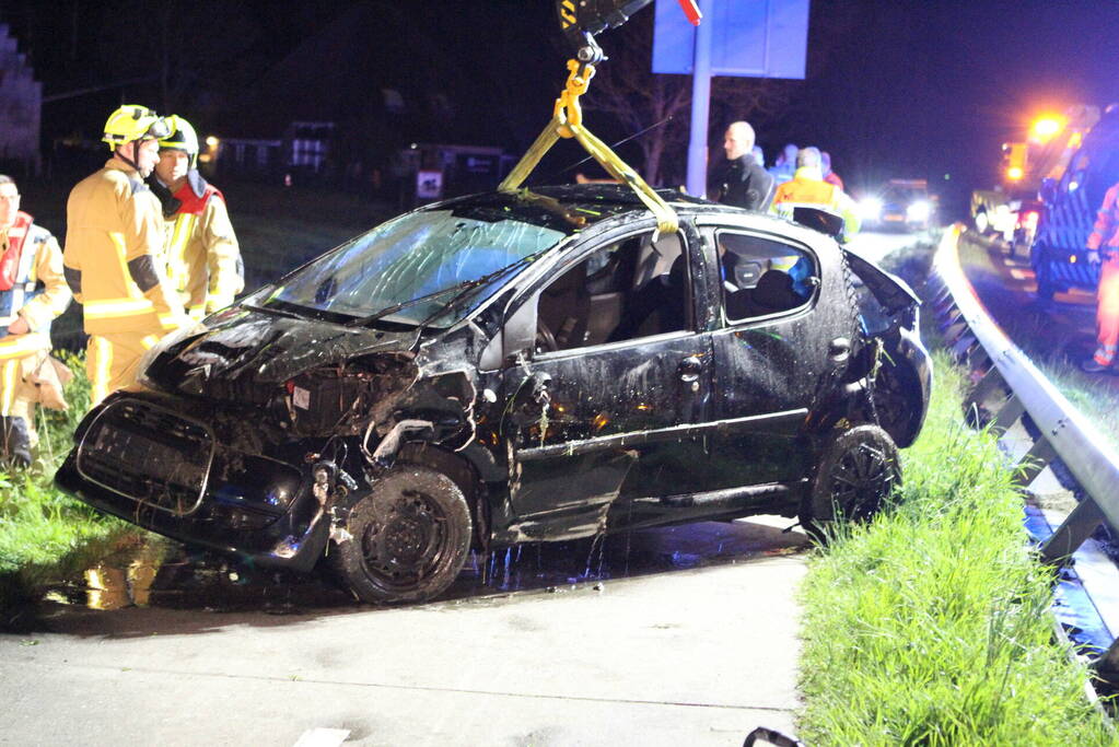 Automobilist laat auto in sloot achter
