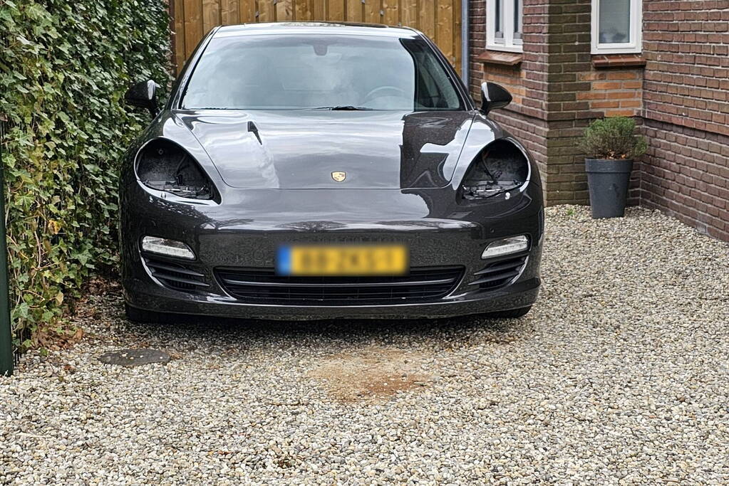 Meerdere onderdelen van voertuigen gestolen