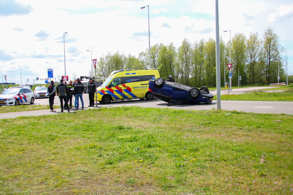 Personenwagen belandt op dak bij verkeersongeval