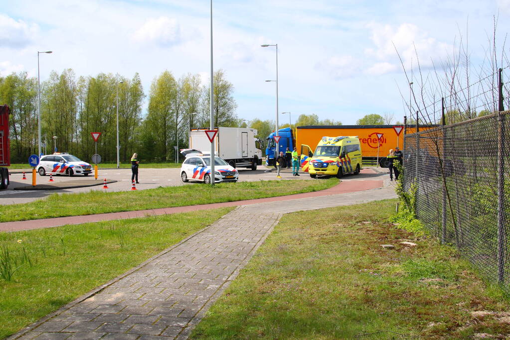 Personenwagen belandt op dak bij verkeersongeval