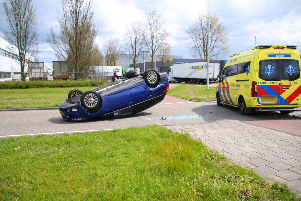 Personenwagen belandt op dak bij verkeersongeval
