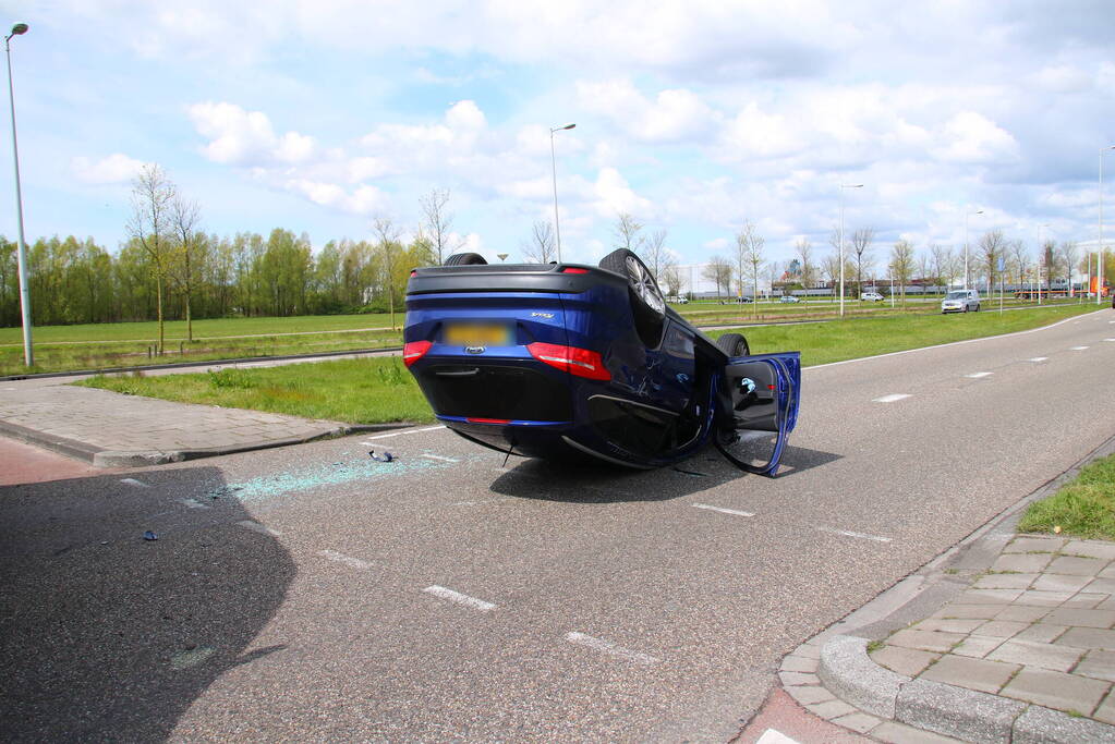 Personenwagen belandt op dak bij verkeersongeval