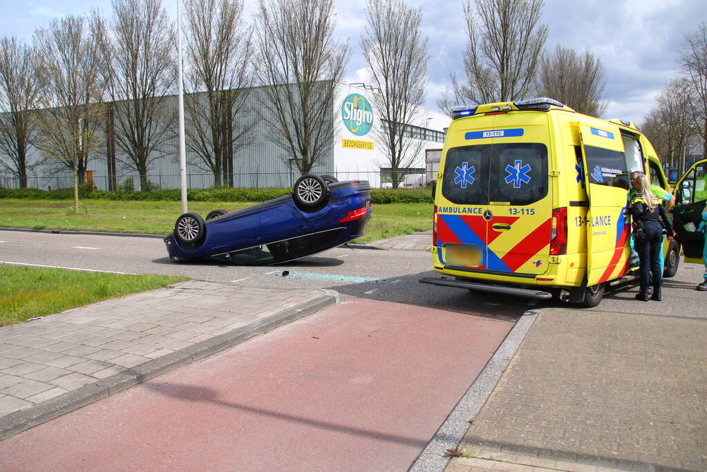 Personenwagen belandt op dak bij verkeersongeval