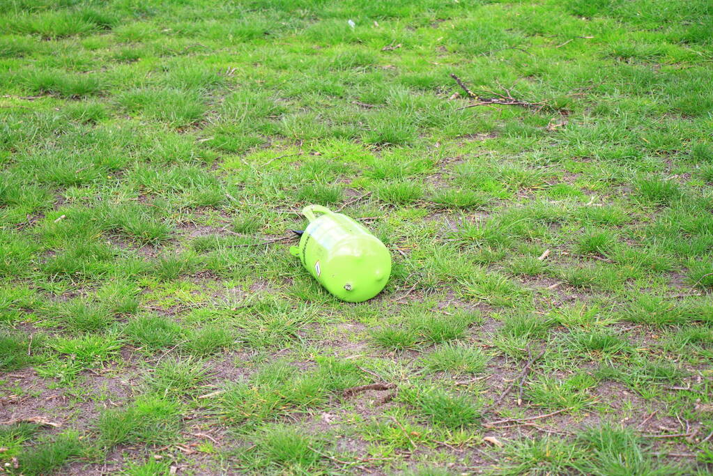 Heliumtank achtergelaten in speeltuin